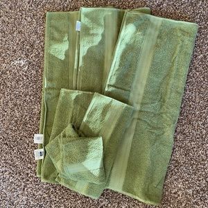 Brand new “The Big One” towel set